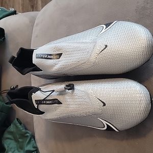 Men's Nike Vapor 360 football cleats, size 9